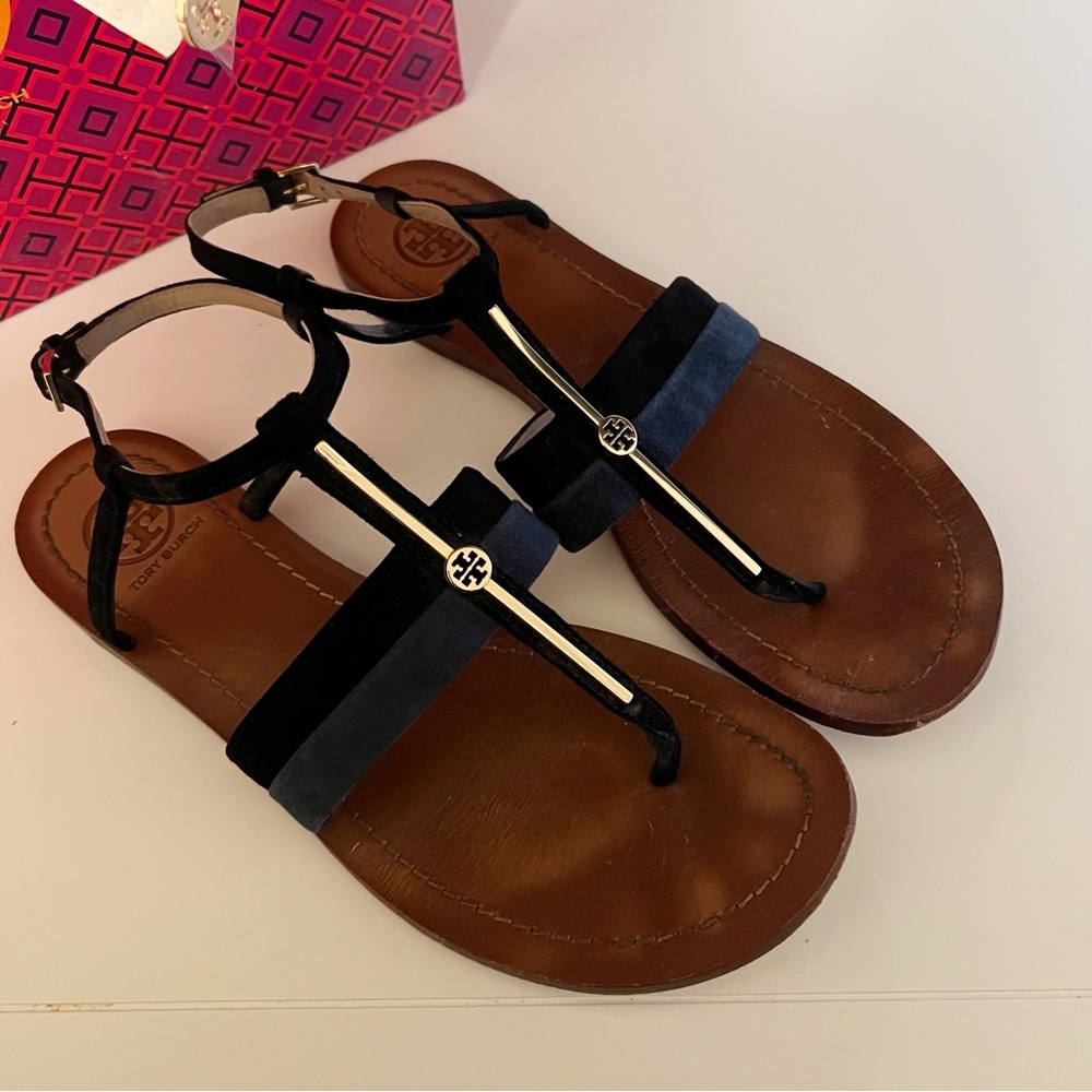 Tory Burch BAR LOGO flat sandal Lancaster Suede Navy & Black with Gold hardware - Picture 2 of 9